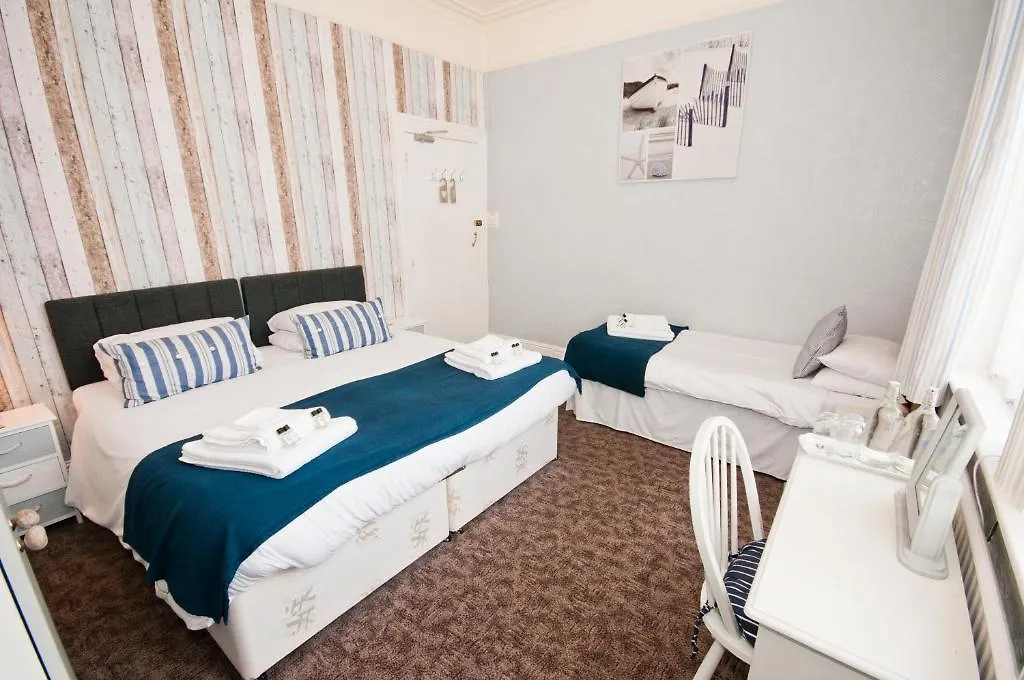 Bed and Breakfast Waves In Bournemouth Bed & Breakfast