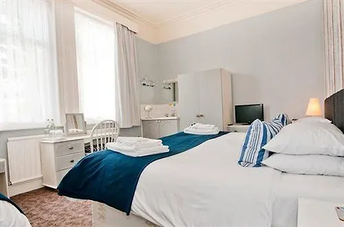 Bed & Breakfast Bed and Breakfast Waves In Bournemouth