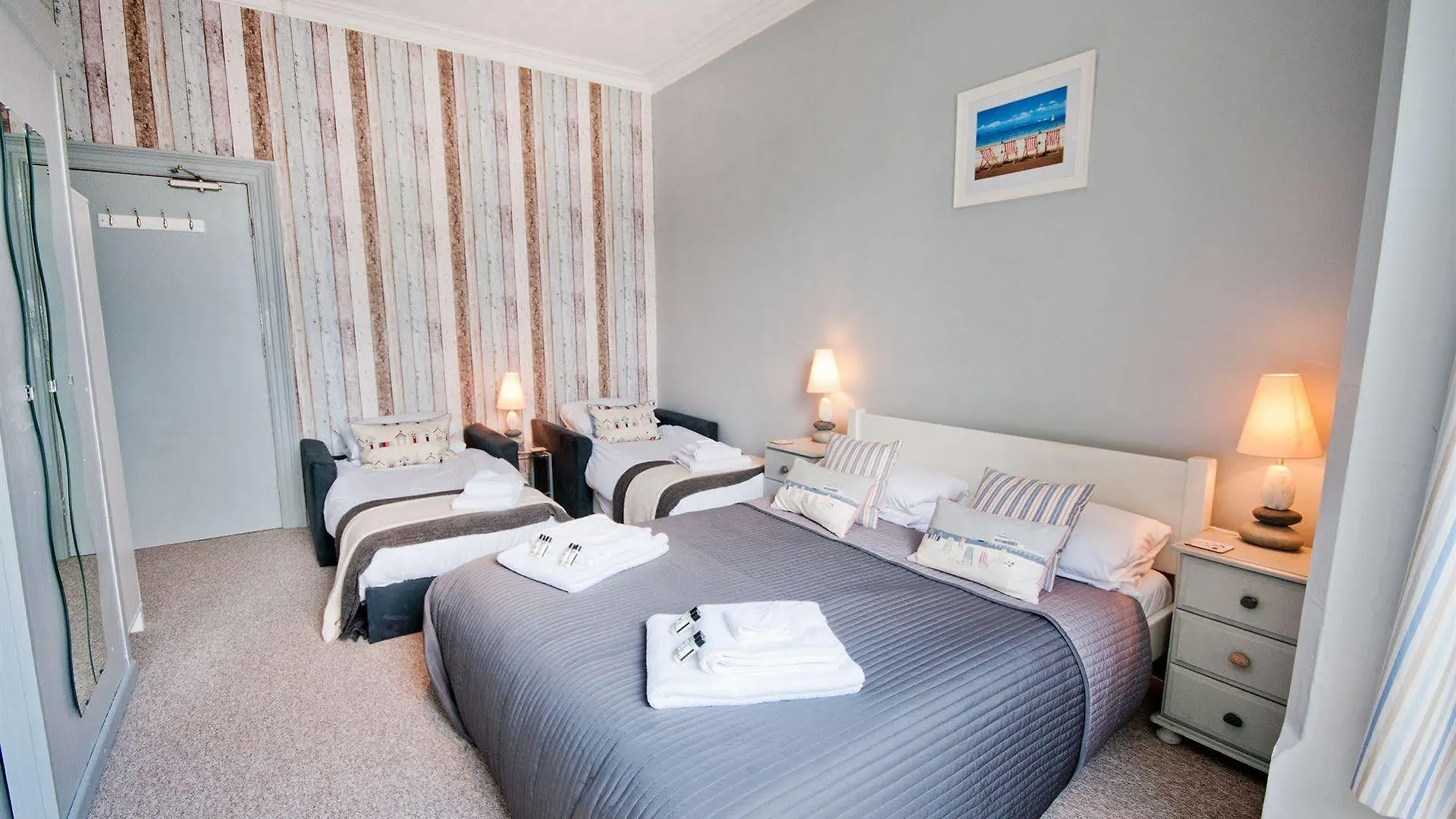 Bed and Breakfast Waves In Bournemouth Bed & Breakfast